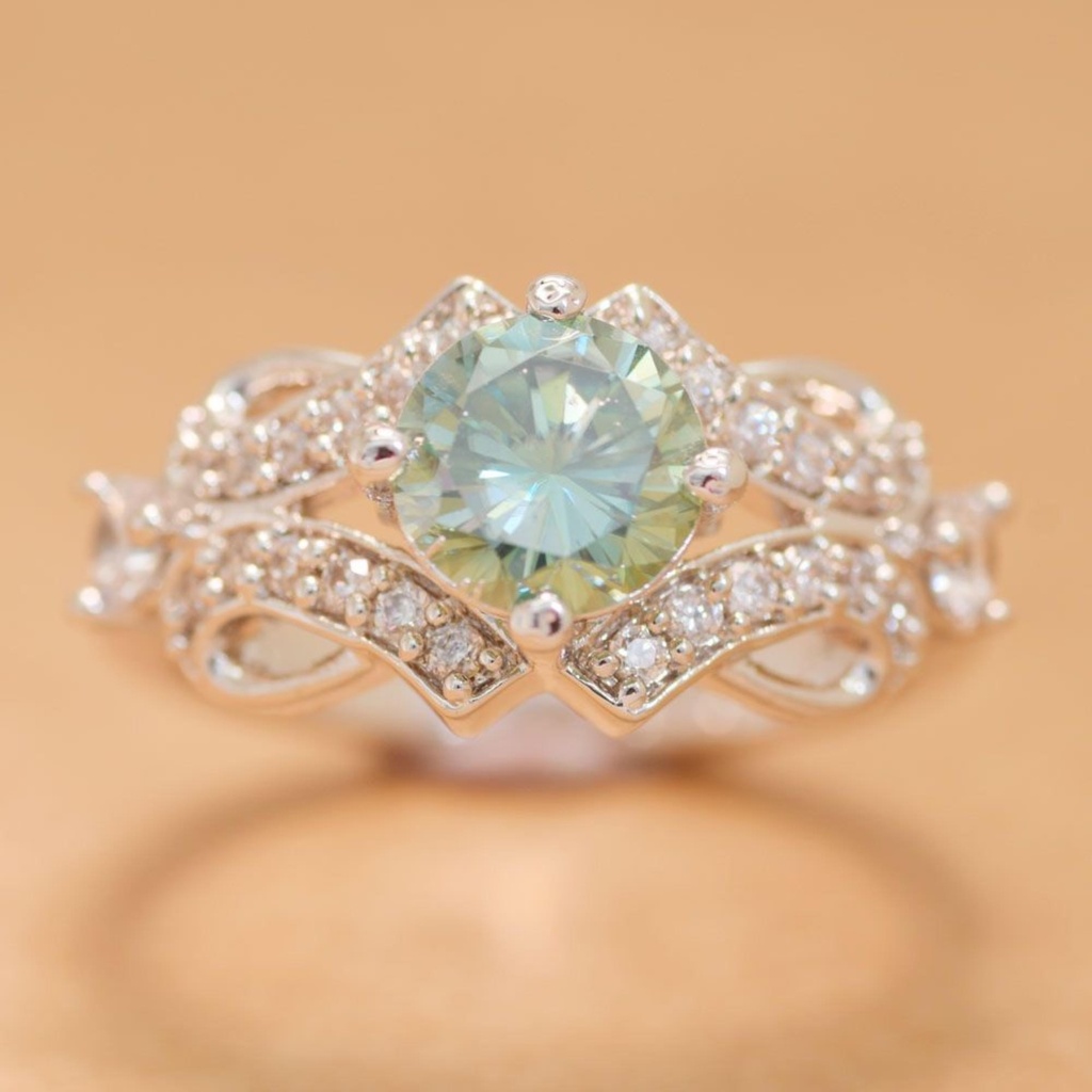 Round Cut Stone Engagement Ring for Women