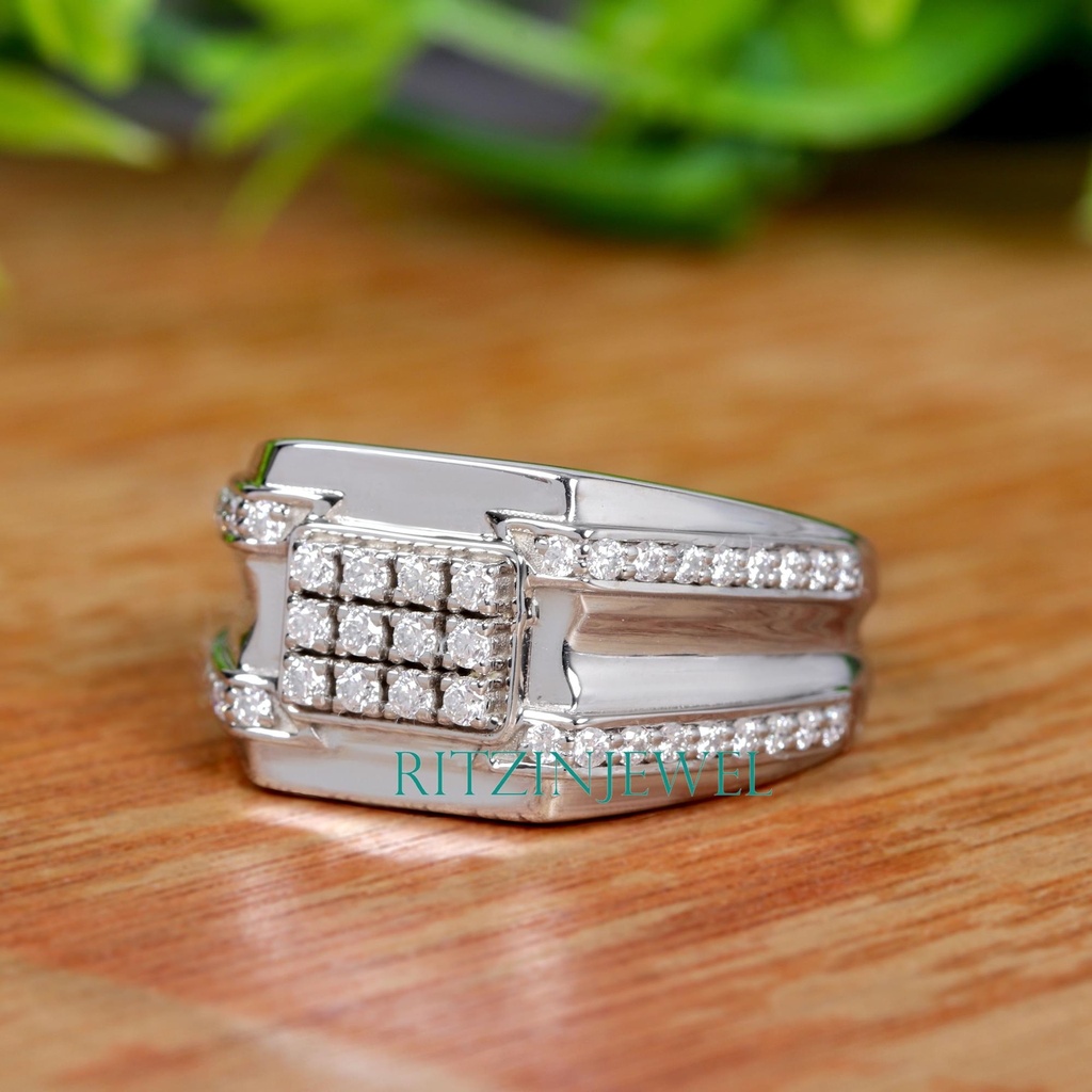 Round Cut Stone Engagement Ring for Men