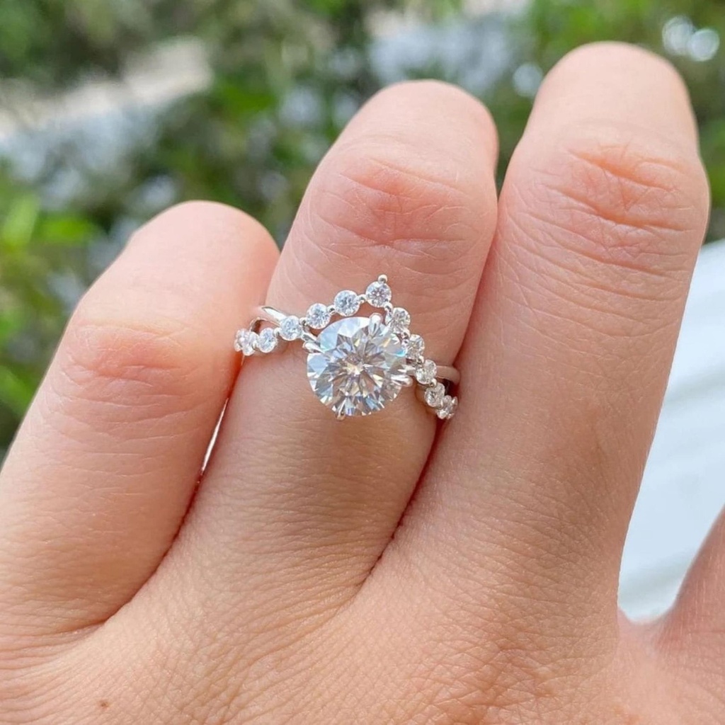 Round Cut Moissanite Engagement Ring, Split Shank Chevron Wedding Ring, Bridal Gift Ring, Promise Ring, Vintage Wedding Ring for Women