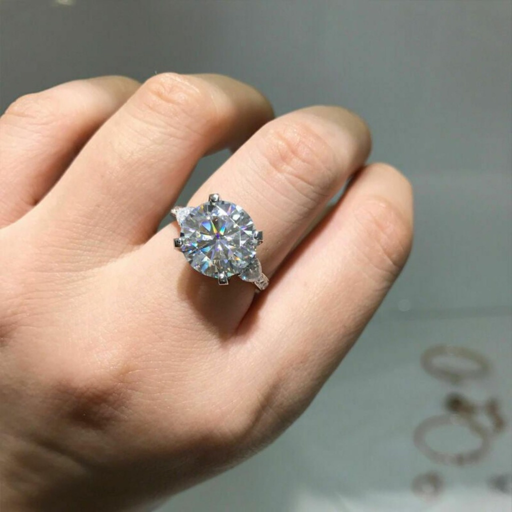 Round  Moissanite Diamond Engagement Ring For Women