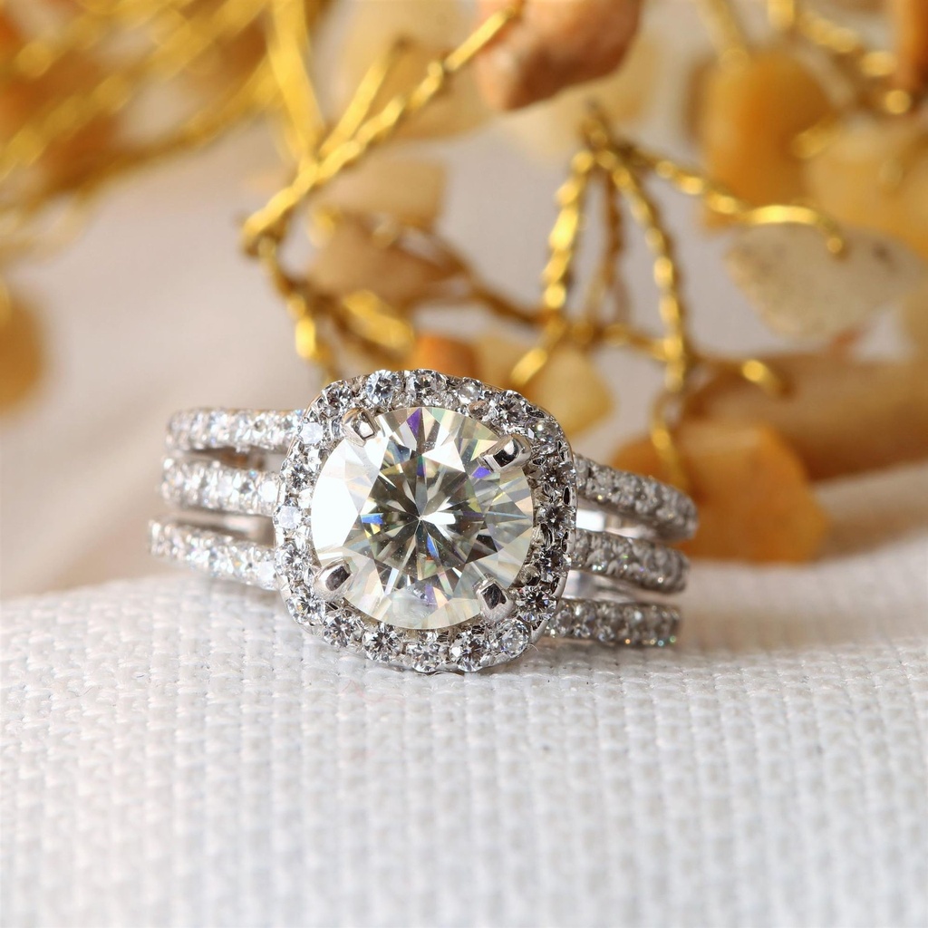 Round Diamond Stone Halo Style Bridal Ring for Her