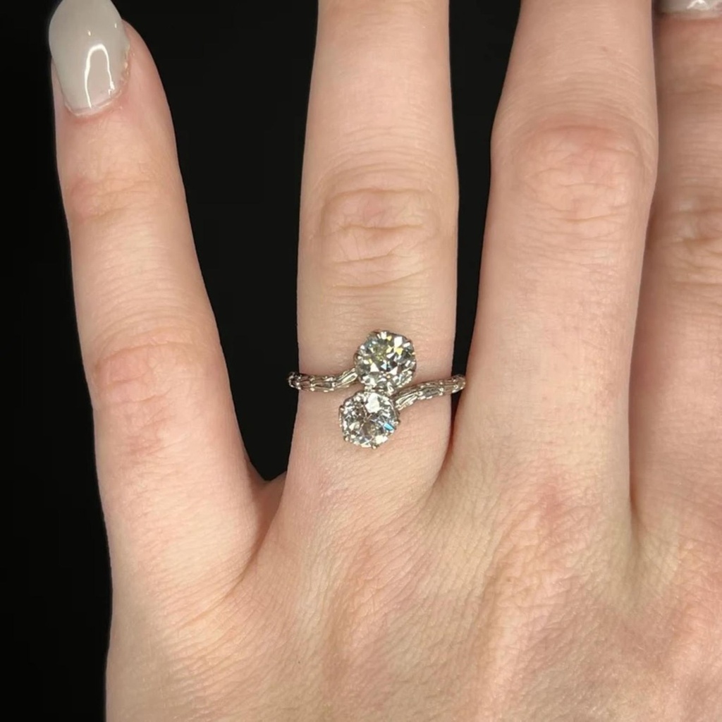 Round Cut Diamond Art Deco Engagement Ring
