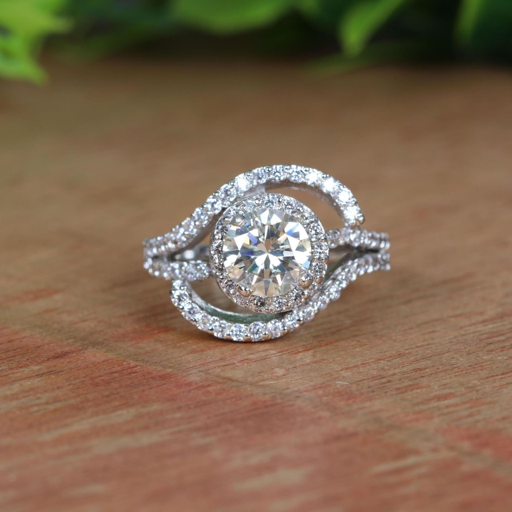 Round Diamond Art Deco Engagement Ring for Women