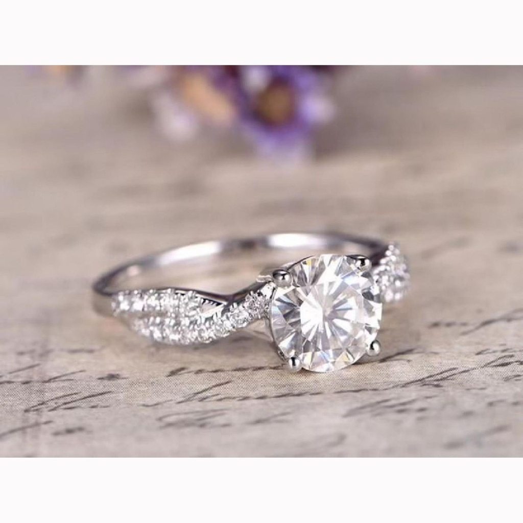 Round Diamond Twisted Anniversary Ring for Women