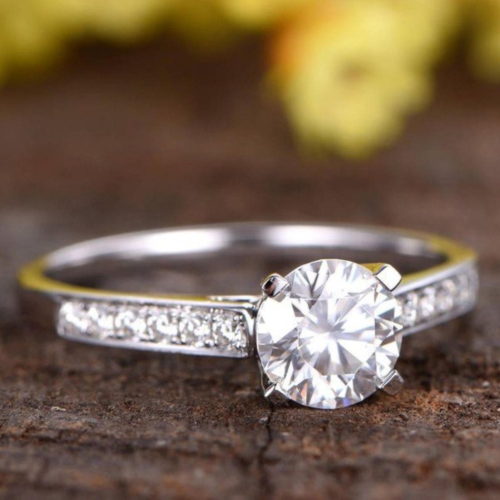 Round Cut Diamond Engagement Ring for Women