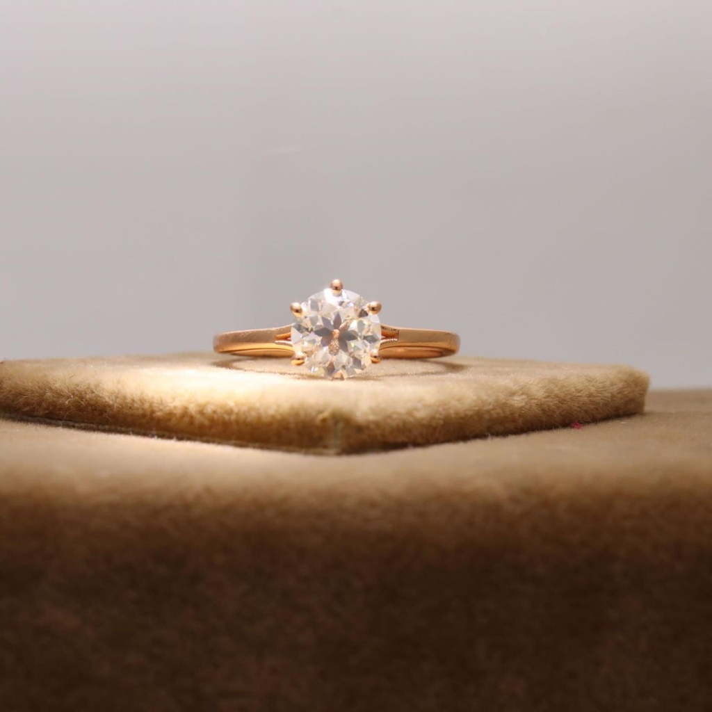 Portuguese Round Cut Diamond Split Shank Anniversary Ring for Women