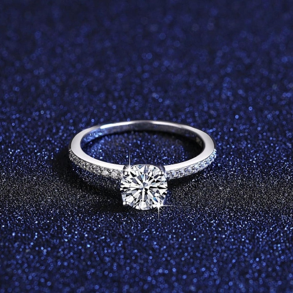 Round Cut Diamond Engagement Ring For Women