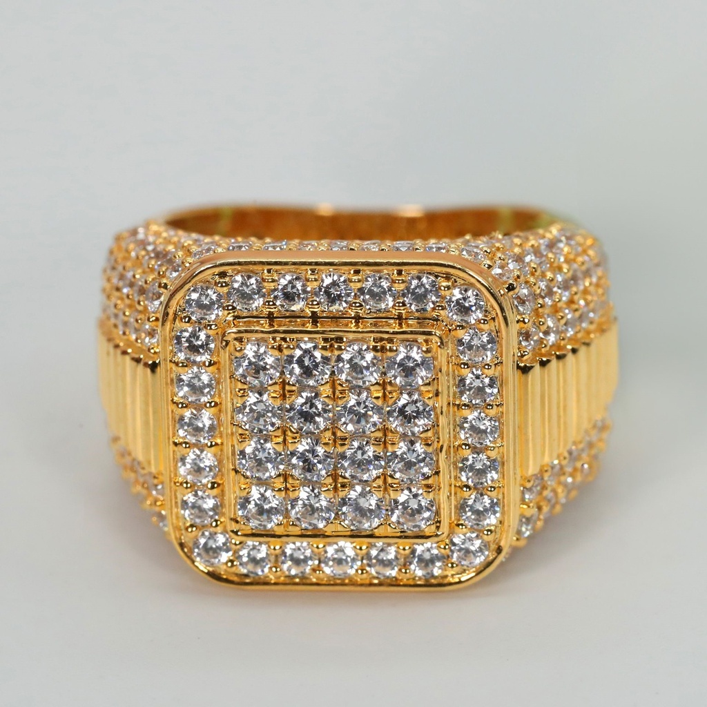 A dazzling mens hip hop diamond ring in 14 kt yellow gold, radiating brilliance with VVS clarity to enhance their style