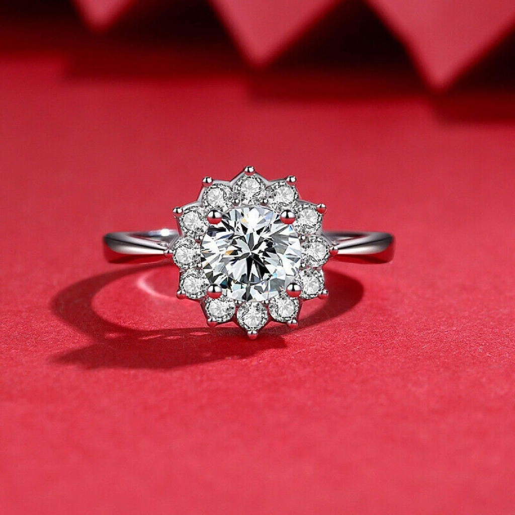 Round Cut Diamond Halo Engagement Ring for Women