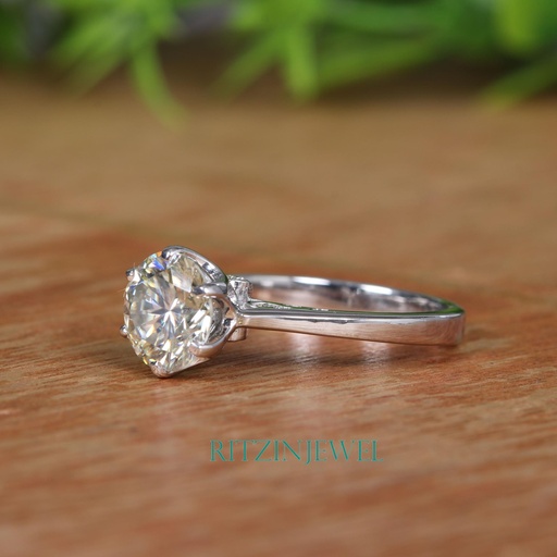 Round Cut Stone Engagement Ring for Women