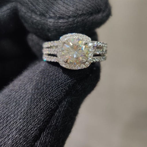 Round Diamond Halo Engagement Ring for Women